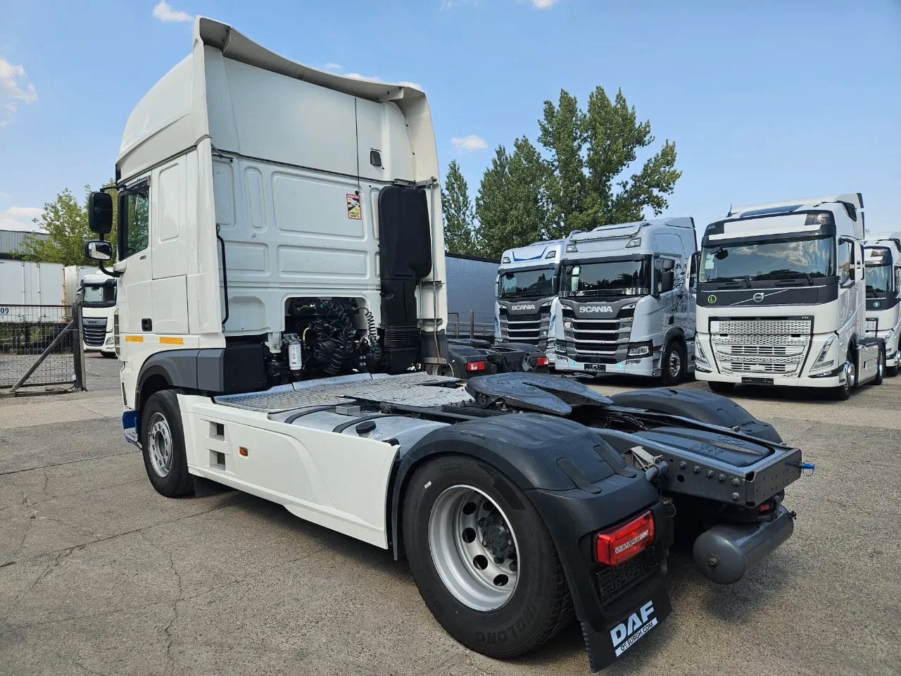 DAF XF 480 SSC Intarder Standklima Full Spoiler - Nyergesvontató: 4 kép. DAF XF 480 SSC Intarder Standklima Full Spoiler - Nyergesvontató: 4 kép.