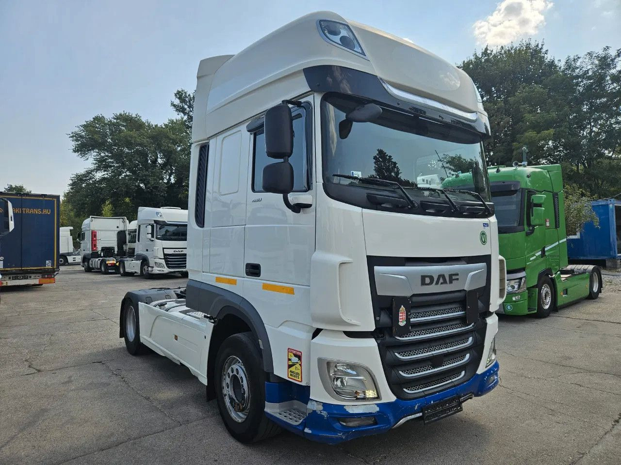 DAF XF 480 SSC Intarder Standklima Full Spoiler - Nyergesvontató: 2 kép. DAF XF 480 SSC Intarder Standklima Full Spoiler - Nyergesvontató: 2 kép.