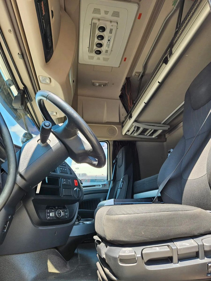 DAF XF 480 SSC-Standard-StandKlima - Nyergesvontató: 5 kép. DAF XF 480 SSC-Standard-StandKlima - Nyergesvontató: 5 kép.