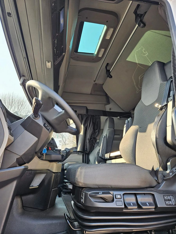 MAN TGX 18.470 XXL, Standklima, Low mileage, Full Ai - Nyergesvontató: 5 kép. MAN TGX 18.470 XXL, Standklima, Low mileage, Full Ai - Nyergesvontató: 5 kép.
