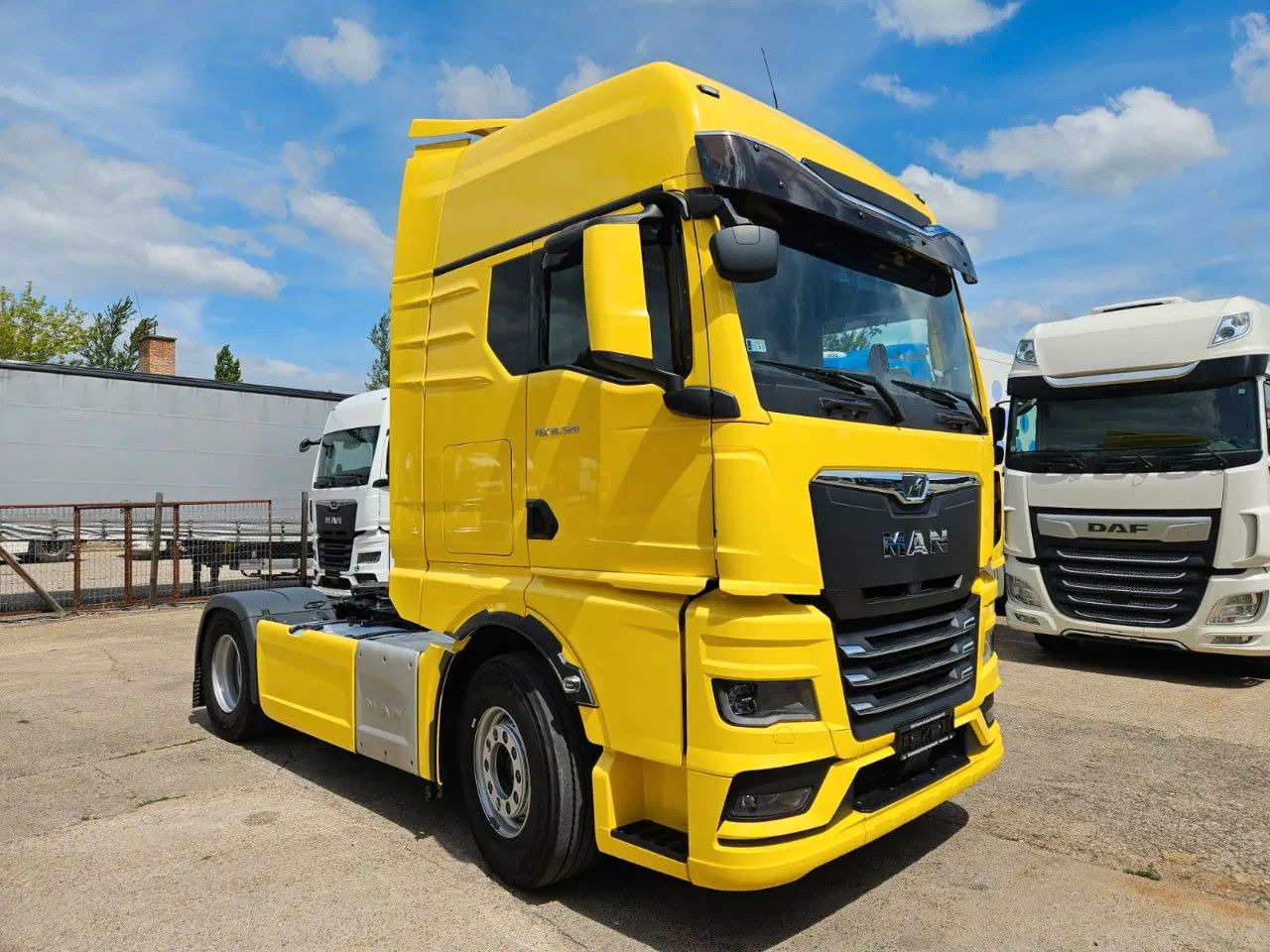 MAN TGX 18.520 XXL Standard Yellow Full Spoiler Big - Nyergesvontató: 2 kép. MAN TGX 18.520 XXL Standard Yellow Full Spoiler Big - Nyergesvontató: 2 kép.