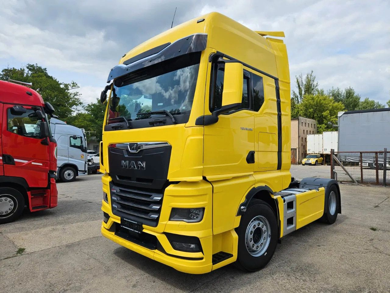 MAN TGX 18.520 XXL Standard Yellow Full Spoiler Big - Nyergesvontató: 1 kép. MAN TGX 18.520 XXL Standard Yellow Full Spoiler Big - Nyergesvontató: 1 kép.