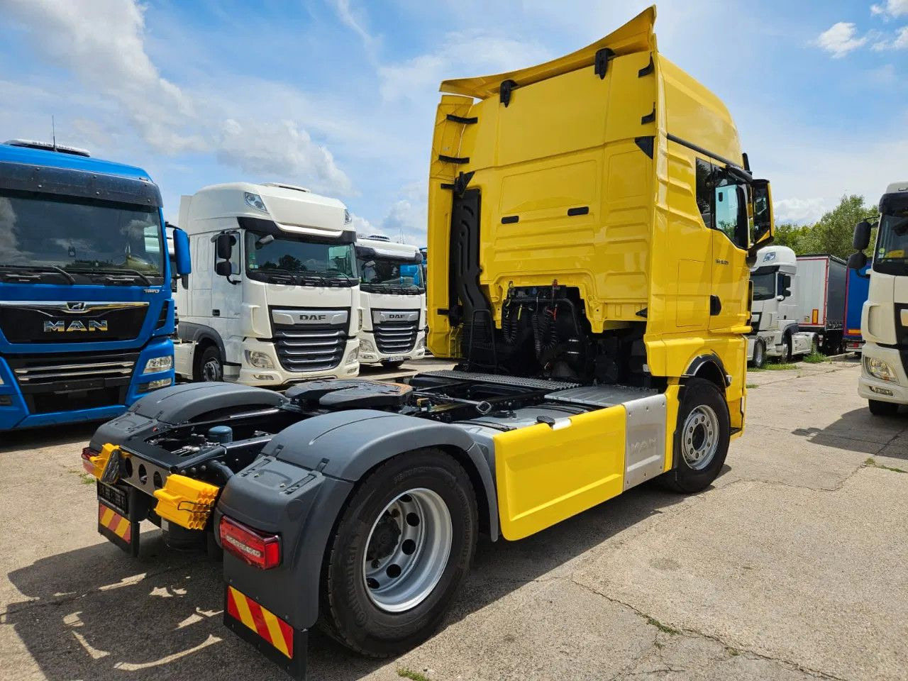 MAN TGX 18.520 XXL Standard Yellow Full Spoiler Big - Nyergesvontató: 3 kép. MAN TGX 18.520 XXL Standard Yellow Full Spoiler Big - Nyergesvontató: 3 kép.