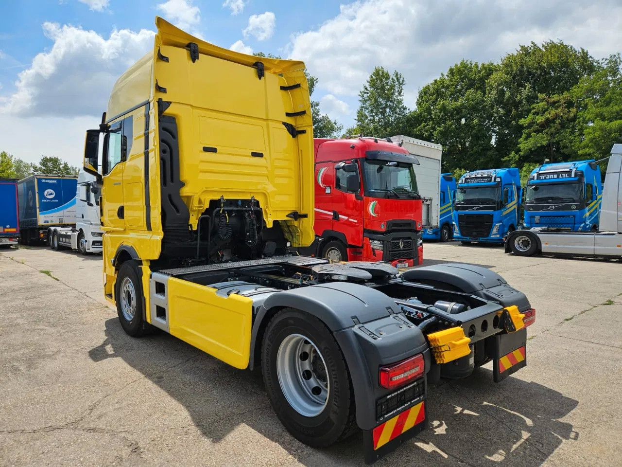 MAN TGX 18.520 XXL Standard Yellow Full Spoiler Big - Nyergesvontató: 4 kép. MAN TGX 18.520 XXL Standard Yellow Full Spoiler Big - Nyergesvontató: 4 kép.