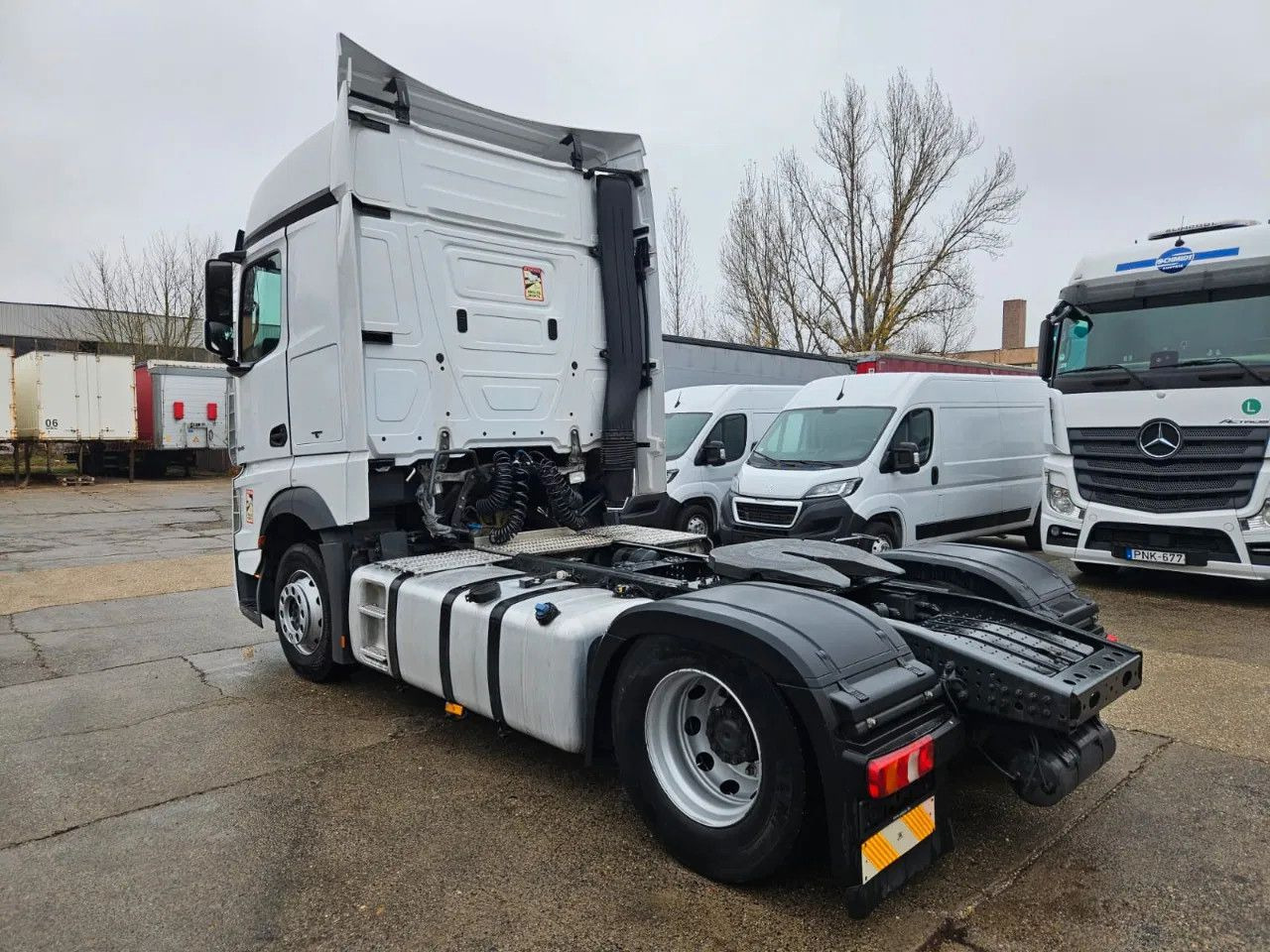 Mercedes-Benz Actros 1845 Standard-BigSpace-Stand Klima-2 Unit - Nyergesvontató: 4 kép. Mercedes-Benz Actros 1845 Standard-BigSpace-Stand Klima-2 Unit - Nyergesvontató: 4 kép.