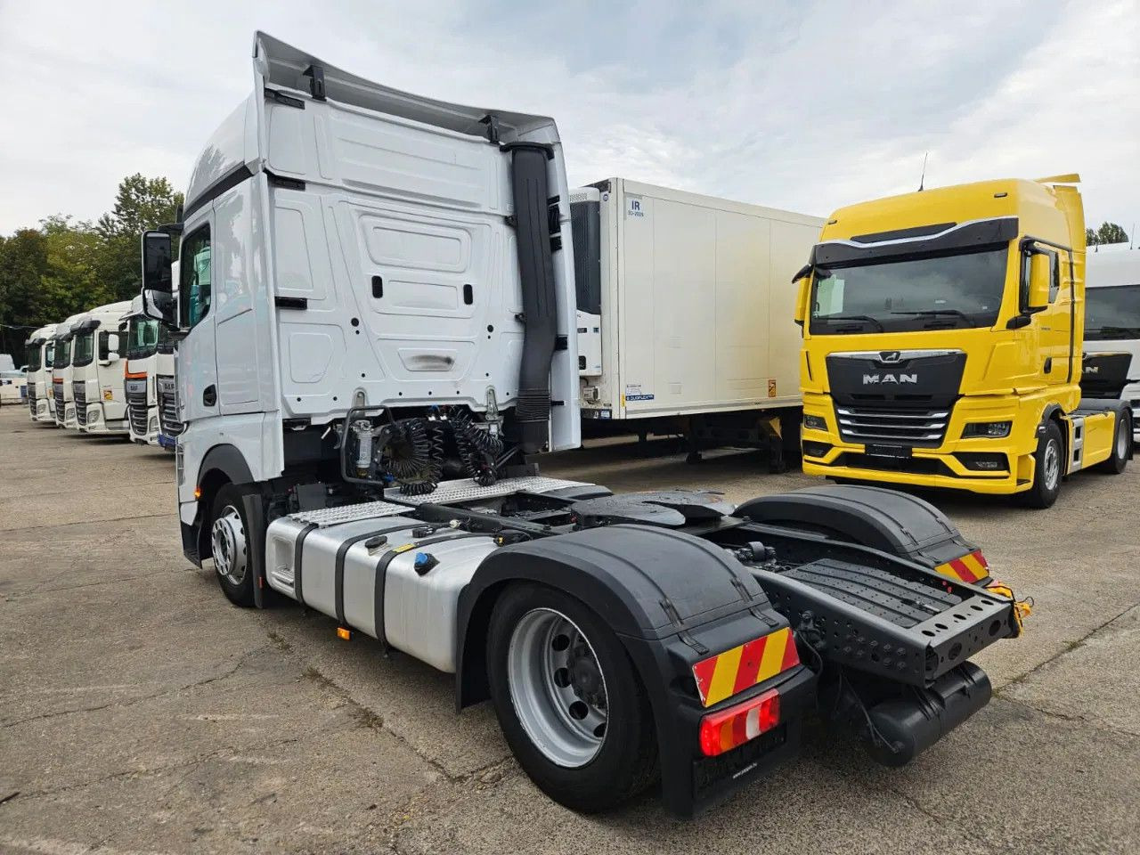 Mercedes-Benz Actros 1851 Mega, BigSpace, Standklima, 2 units - Nyergesvontató: 4 kép. Mercedes-Benz Actros 1851 Mega, BigSpace, Standklima, 2 units - Nyergesvontató: 4 kép.