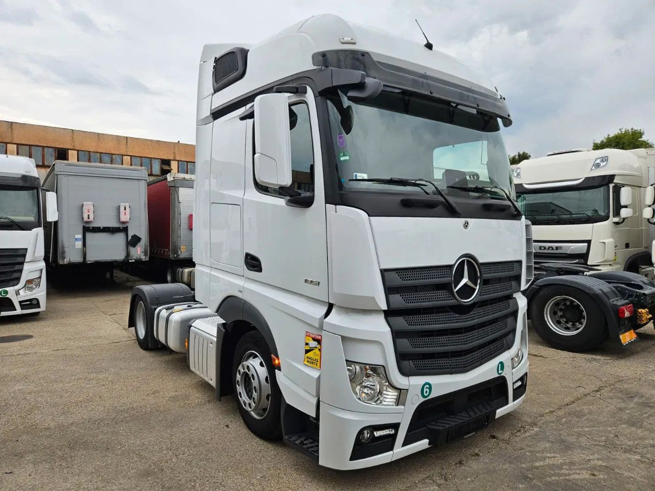 Mercedes-Benz Actros 1851 Mega, BigSpace, Standklima, 4 units - Nyergesvontató: 2 kép. Mercedes-Benz Actros 1851 Mega, BigSpace, Standklima, 4 units - Nyergesvontató: 2 kép.
