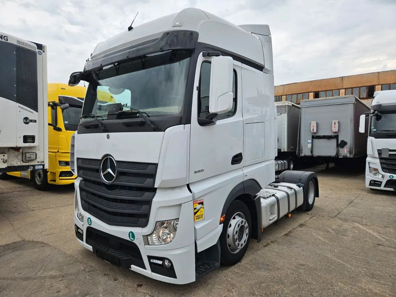 Mercedes-Benz Actros 1851 Mega, BigSpace, Standklima, 4 units - Nyergesvontató: 1 kép. Mercedes-Benz Actros 1851 Mega, BigSpace, Standklima, 4 units - Nyergesvontató: 1 kép.