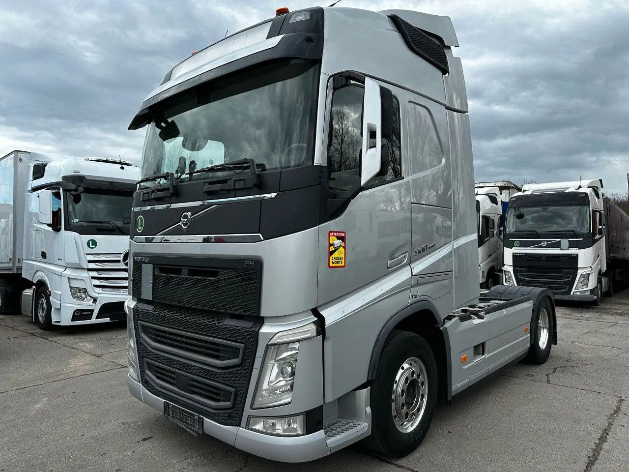 Volvo FH 500 ADR, I-Park, Alloy w. Leather seats, TV s - Nyergesvontató: 1 kép. Volvo FH 500 ADR, I-Park, Alloy w. Leather seats, TV s - Nyergesvontató: 1 kép.