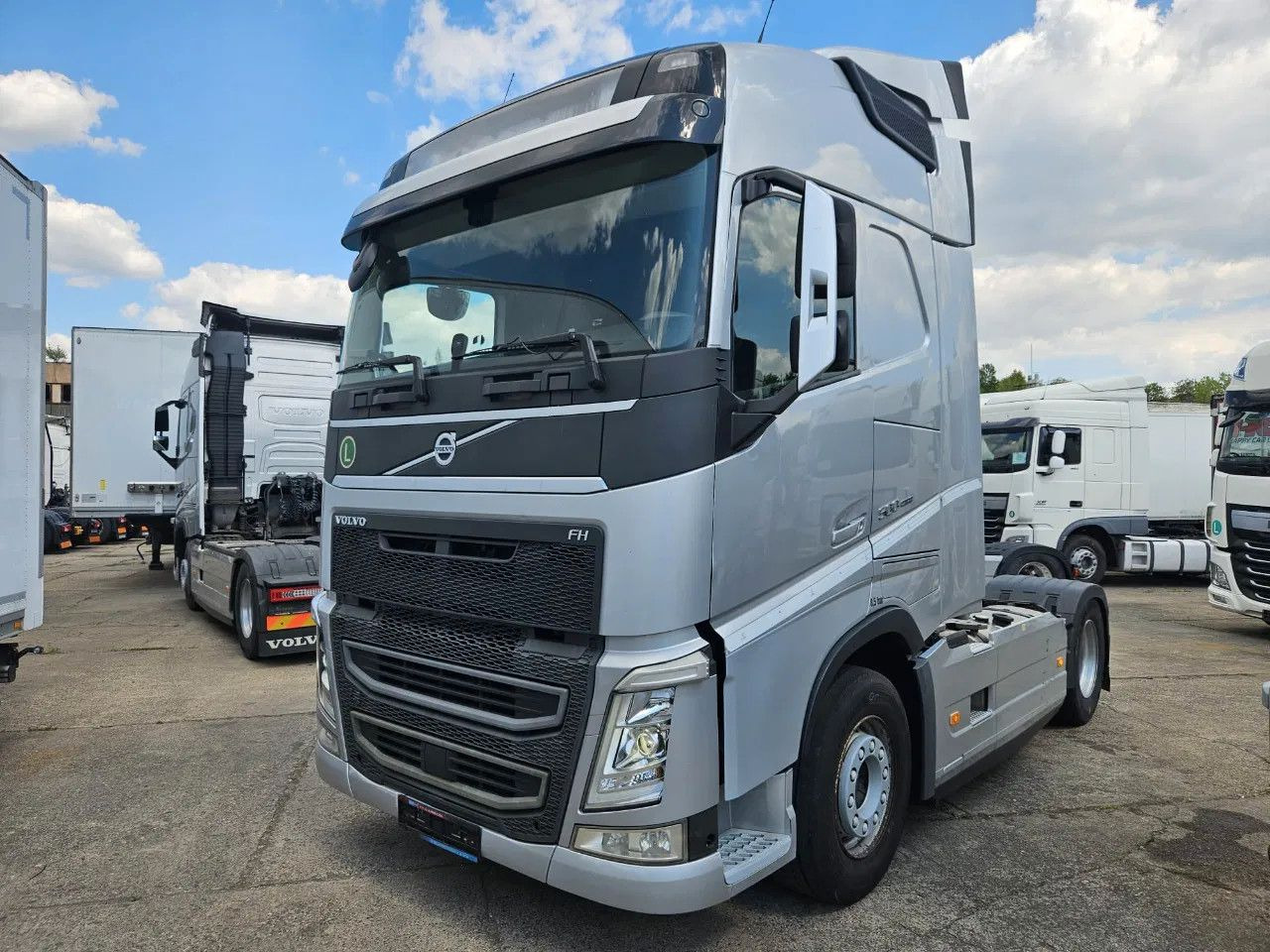 Volvo FH 500 Globe-Standard-I-Park- ACC- DAS-1 unit - Nyergesvontató: 1 kép. Volvo FH 500 Globe-Standard-I-Park- ACC- DAS-1 unit - Nyergesvontató: 1 kép.