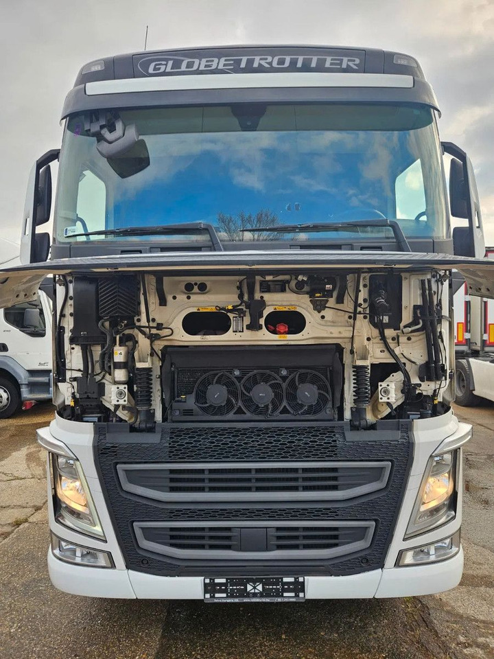 Volvo FH 500 I-Shift, I-Park, ACC, DAS - Nyergesvontató: 5 kép. Volvo FH 500 I-Shift, I-Park, ACC, DAS - Nyergesvontató: 5 kép.