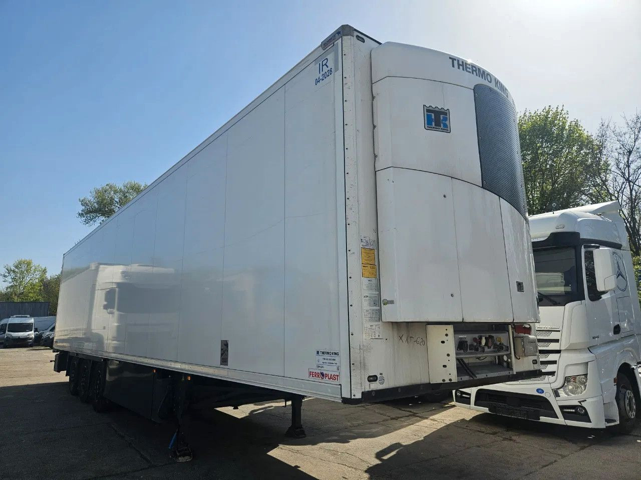 Schmitz Cargobull SCB S3T Thermo King SLXi 300 Lifting axle A - 2 - Félpótkocsi hűtős: 2 kép. Schmitz Cargobull SCB S3T Thermo King SLXi 300 Lifting axle A - 2 - Félpótkocsi hűtős: 2 kép.