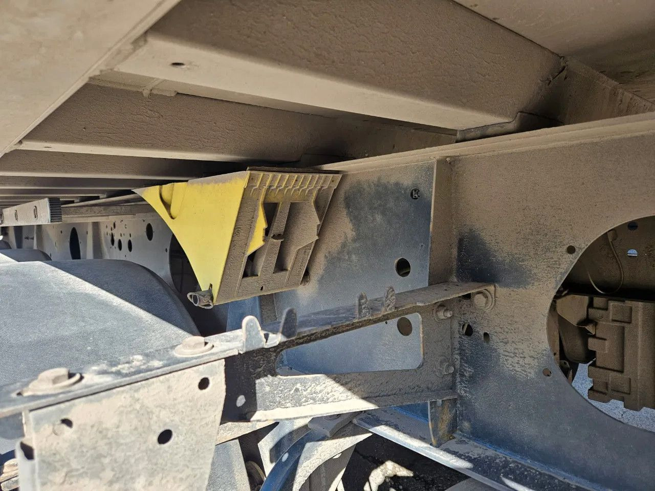 Félpótkocsi billenőplatós Wielton NW-3 38m3 Lifting Axle, Alloy w.: 9 kép.