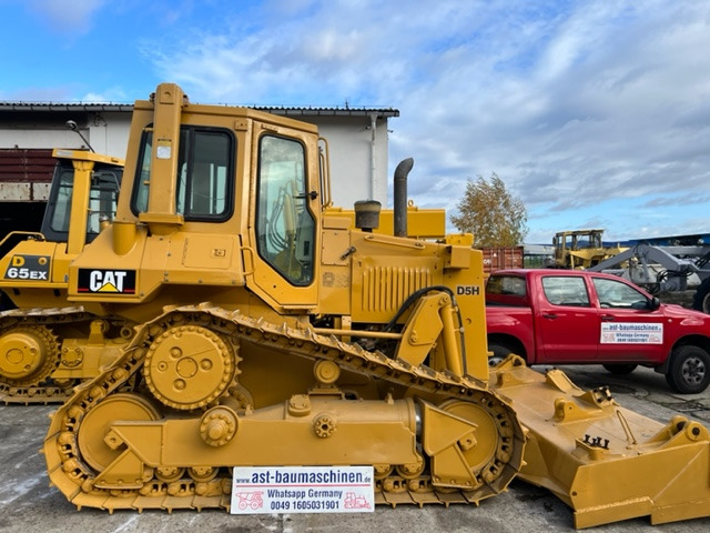 CATERPILLAR CAT D5H - Buldózer: 2 kép. CATERPILLAR CAT D5H - Buldózer: 2 kép.