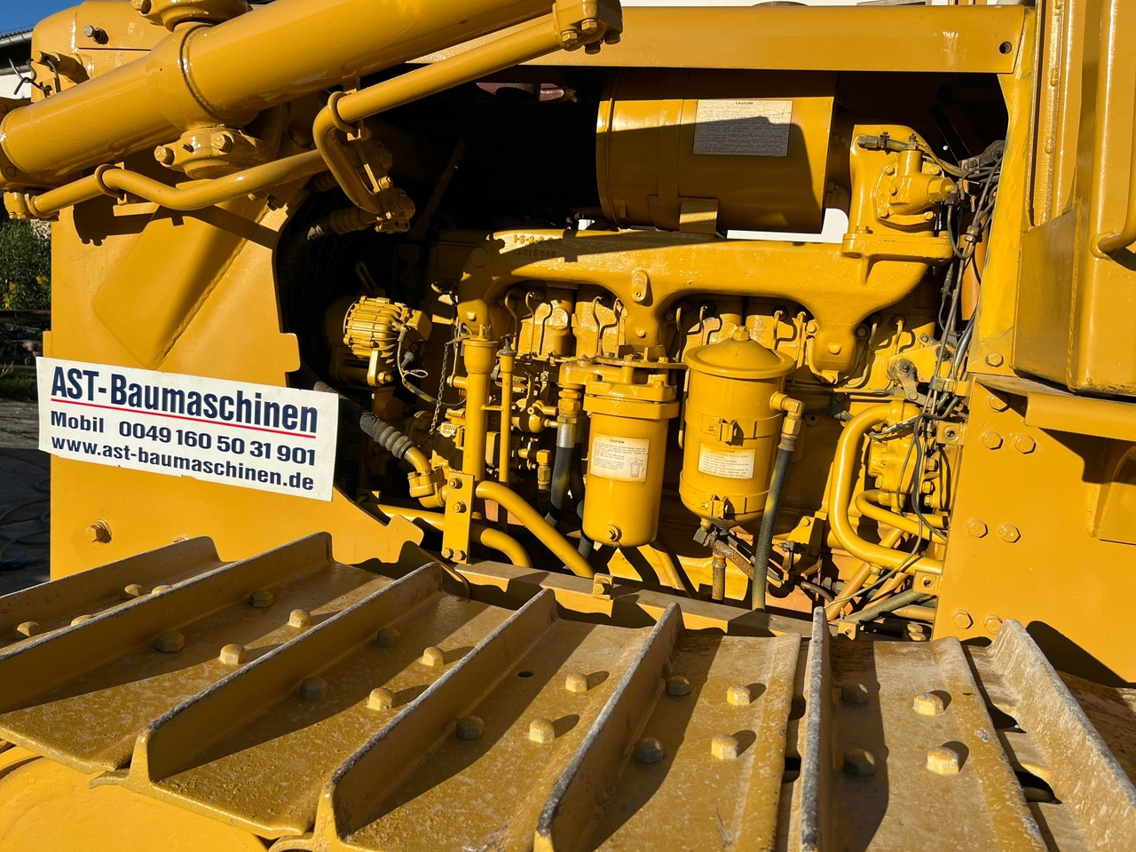Buldózer KOMATSU D65-E: 6 kép.