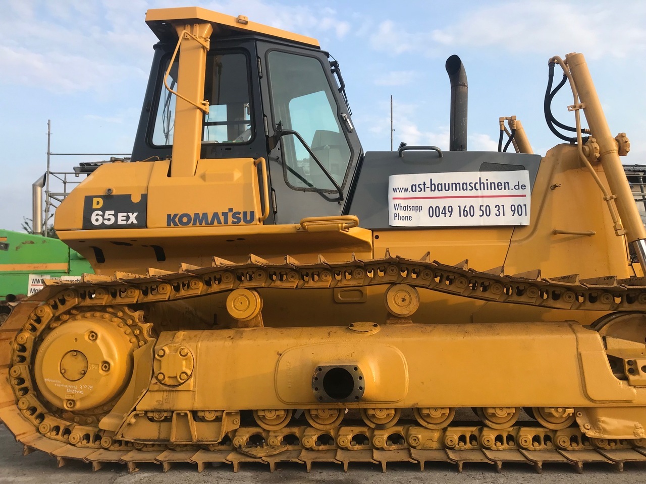 KOMATSU D65EX-12 mit Ripperventil - Buldózer: 1 kép. KOMATSU D65EX-12 mit Ripperventil - Buldózer: 1 kép.