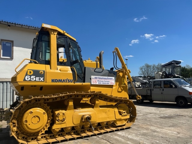 KOMATSU D65EX12 mit Ripperventil - Buldózer: 2 kép. KOMATSU D65EX12 mit Ripperventil - Buldózer: 2 kép.