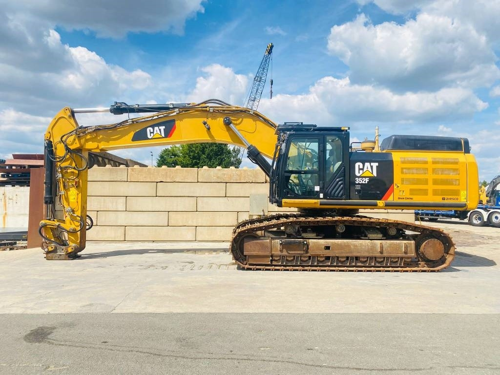 CAT 352f xe - Lánctalpas kotró: 1 kép. CAT 352f xe - Lánctalpas kotró: 1 kép.