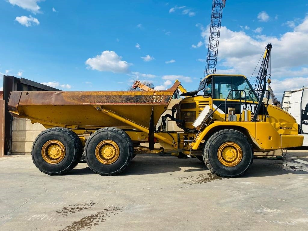 CAT 725 - Csuklós dömper: 2 kép. CAT 725 - Csuklós dömper: 2 kép.