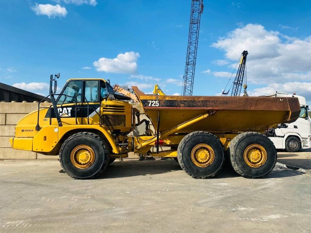CAT 725 - Csuklós dömper: 1 kép. CAT 725 - Csuklós dömper: 1 kép.