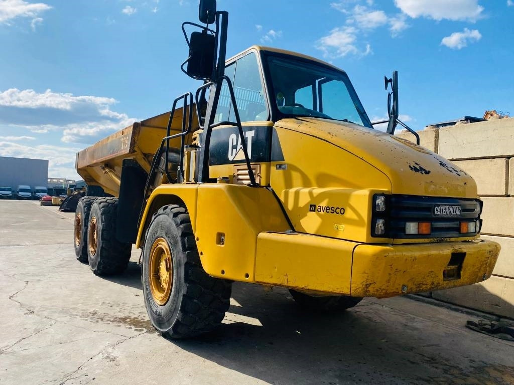 CAT 725 - Csuklós dömper: 4 kép. CAT 725 - Csuklós dömper: 4 kép.