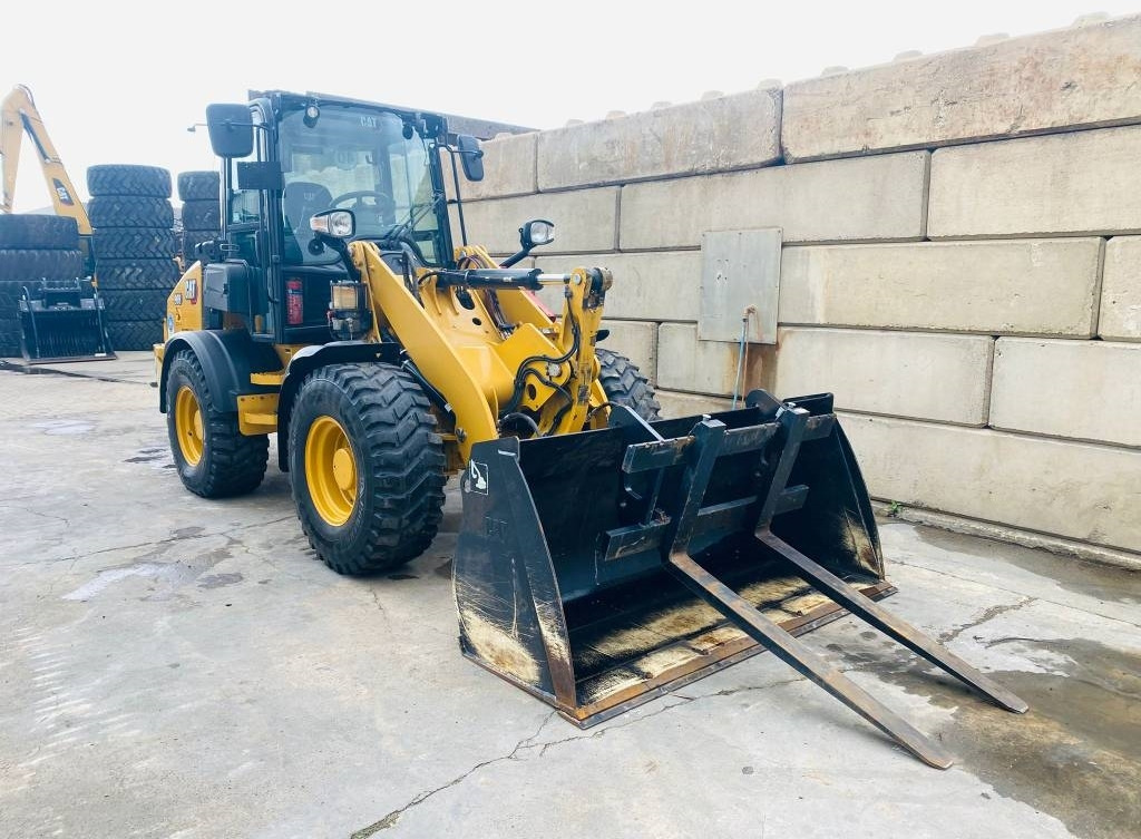 CAT 908-14a - Gumikerekes homlokrakodó: 4 kép. CAT 908-14a - Gumikerekes homlokrakodó: 4 kép.