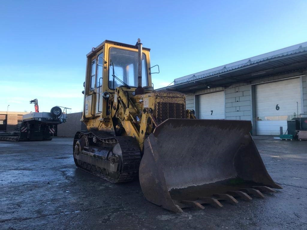CAT 941 B - Lánctalpas homlokrakodó: 2 kép. CAT 941 B - Lánctalpas homlokrakodó: 2 kép.
