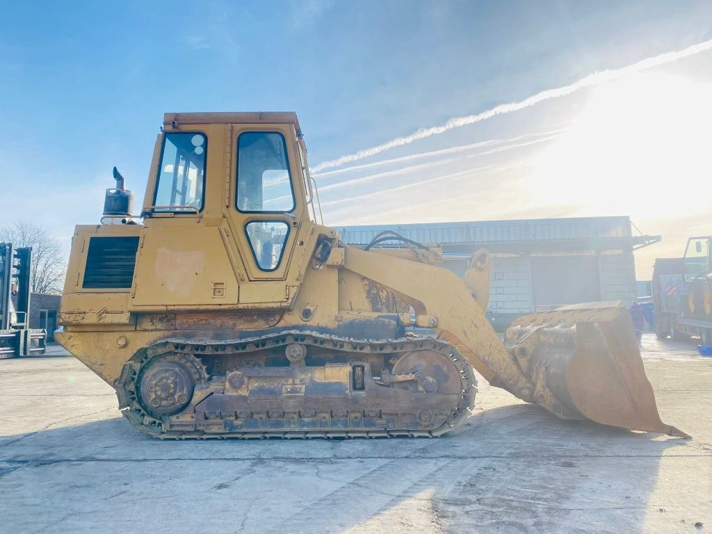 CAT 943 LGP - Lánctalpas homlokrakodó: 2 kép. CAT 943 LGP - Lánctalpas homlokrakodó: 2 kép.