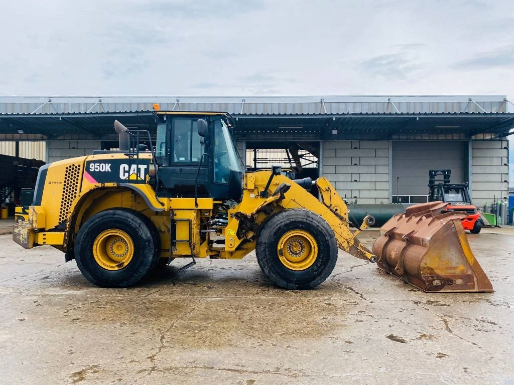 CAT 950 K - Gumikerekes homlokrakodó: 2 kép. CAT 950 K - Gumikerekes homlokrakodó: 2 kép.