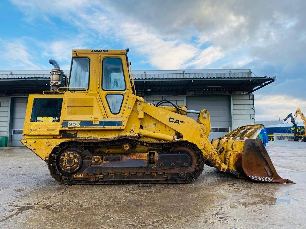 CAT 953 - Lánctalpas homlokrakodó: 2 kép. CAT 953 - Lánctalpas homlokrakodó: 2 kép.