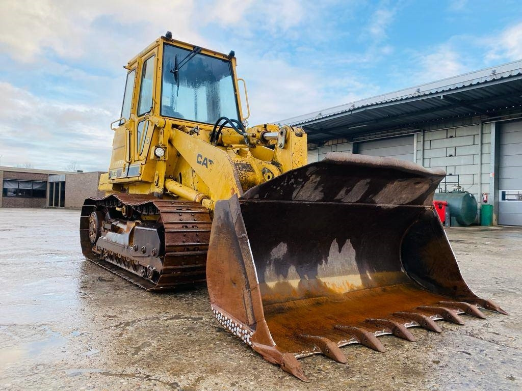 CAT 953 - Lánctalpas homlokrakodó: 4 kép. CAT 953 - Lánctalpas homlokrakodó: 4 kép.
