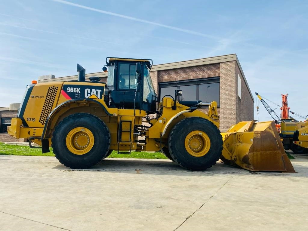 CAT 966k xe - Gumikerekes homlokrakodó: 2 kép. CAT 966k xe - Gumikerekes homlokrakodó: 2 kép.