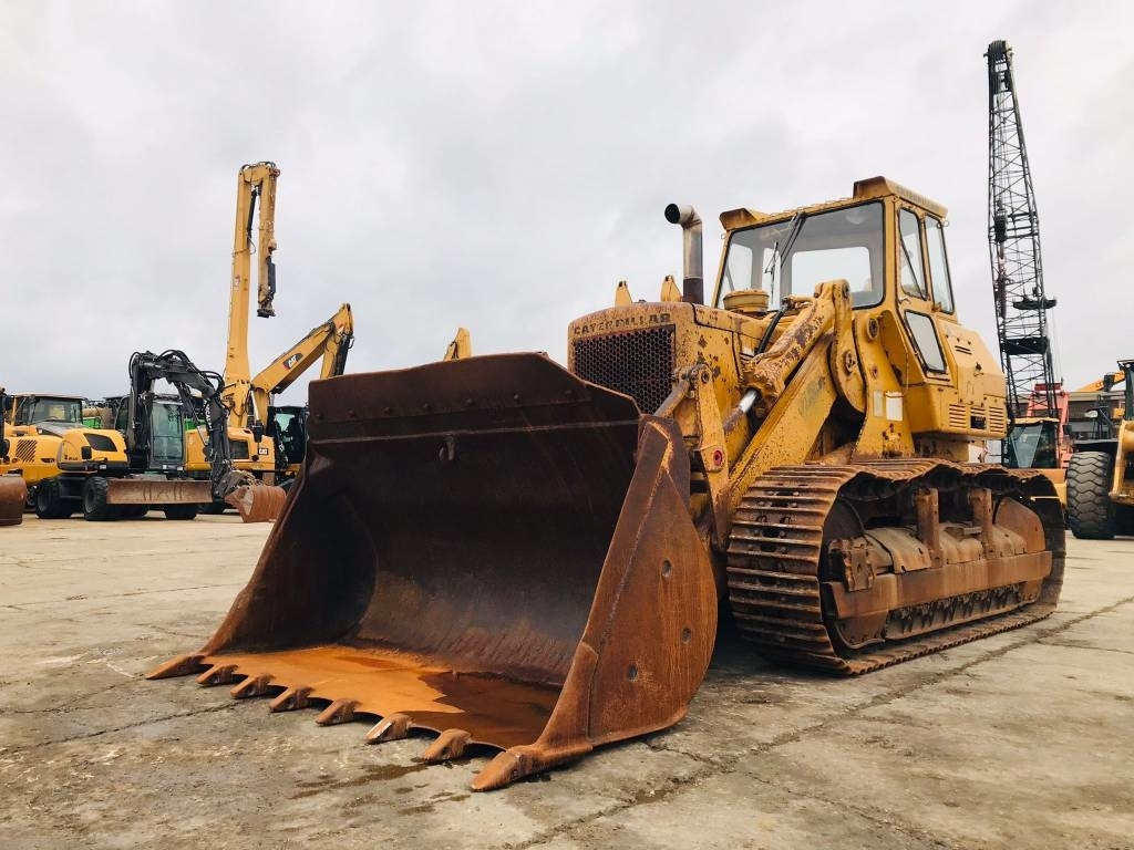 CAT 977 K - Lánctalpas homlokrakodó: 3 kép. CAT 977 K - Lánctalpas homlokrakodó: 3 kép.