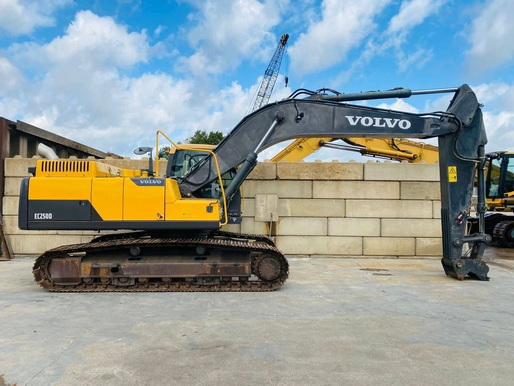 Volvo EC 250 D N L - Lánctalpas kotró: 2 kép. Volvo EC 250 D N L - Lánctalpas kotró: 2 kép.