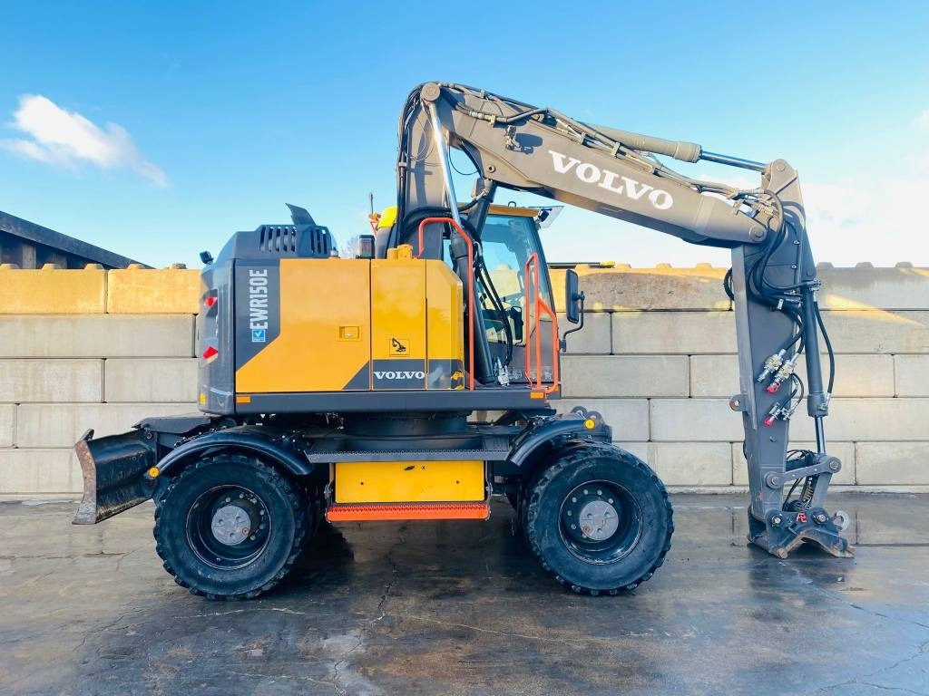 Volvo EWR 150 E - Gumikerekes kotró: 2 kép. Volvo EWR 150 E - Gumikerekes kotró: 2 kép.