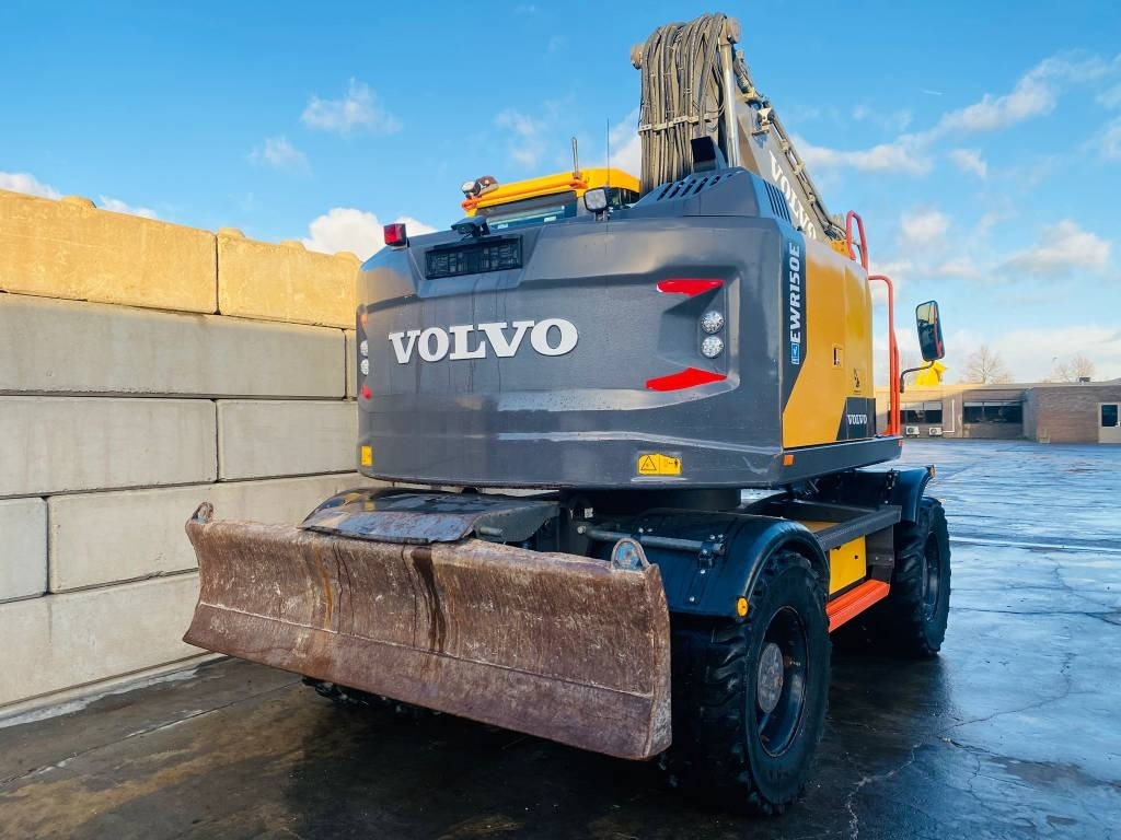 Volvo EWR 150 E - Gumikerekes kotró: 5 kép. Volvo EWR 150 E - Gumikerekes kotró: 5 kép.