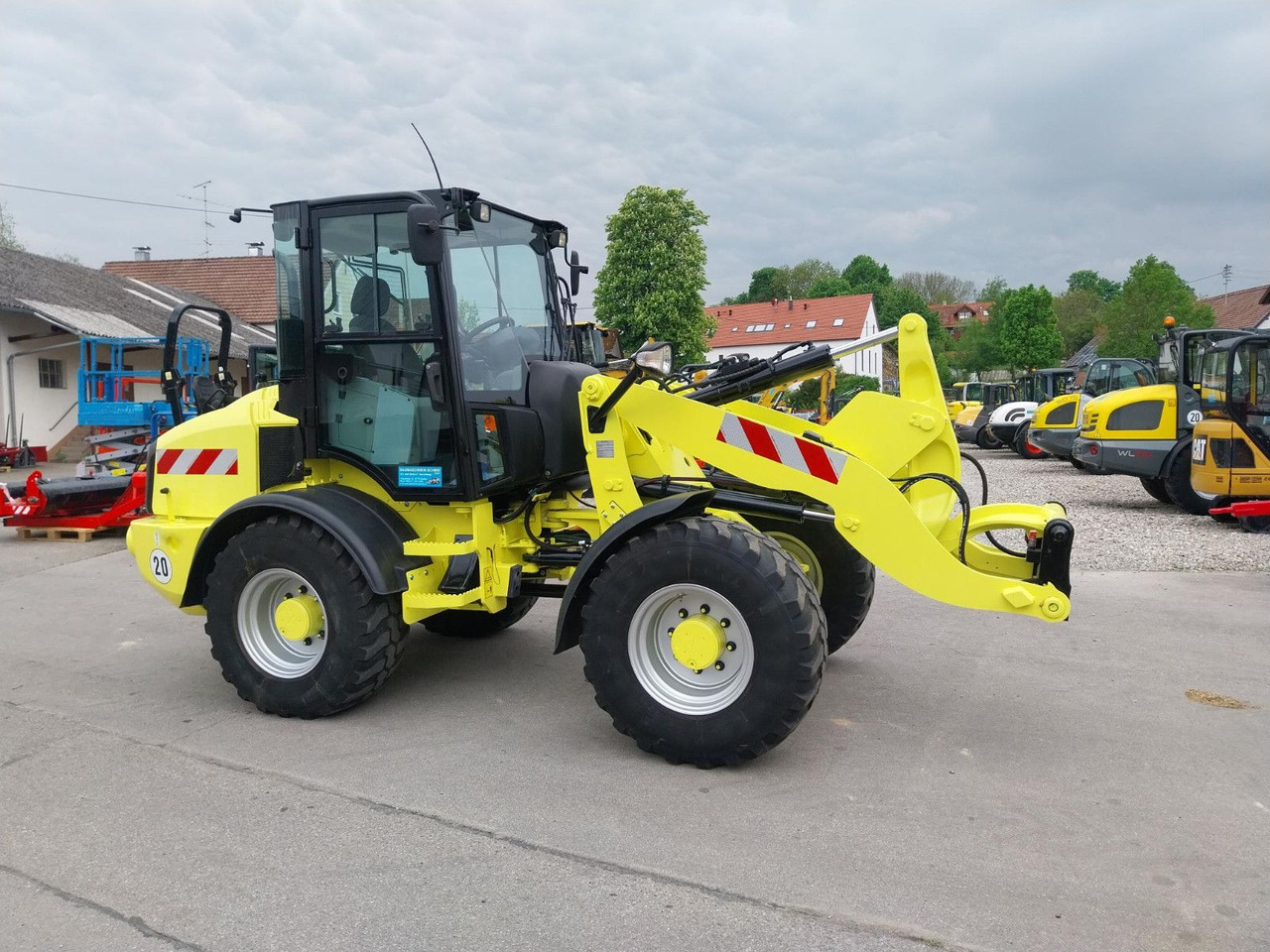 CAT 908H2 907 906 - Gumikerekes homlokrakodó: 3 kép. CAT 908H2 907 906 - Gumikerekes homlokrakodó: 3 kép.
