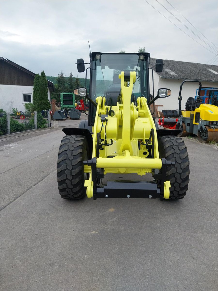 CAT 908H2 907 906 - Gumikerekes homlokrakodó: 2 kép. CAT 908H2 907 906 - Gumikerekes homlokrakodó: 2 kép.