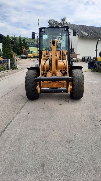 CAT 908M - Gumikerekes homlokrakodó: 2 kép. CAT 908M - Gumikerekes homlokrakodó: 2 kép.