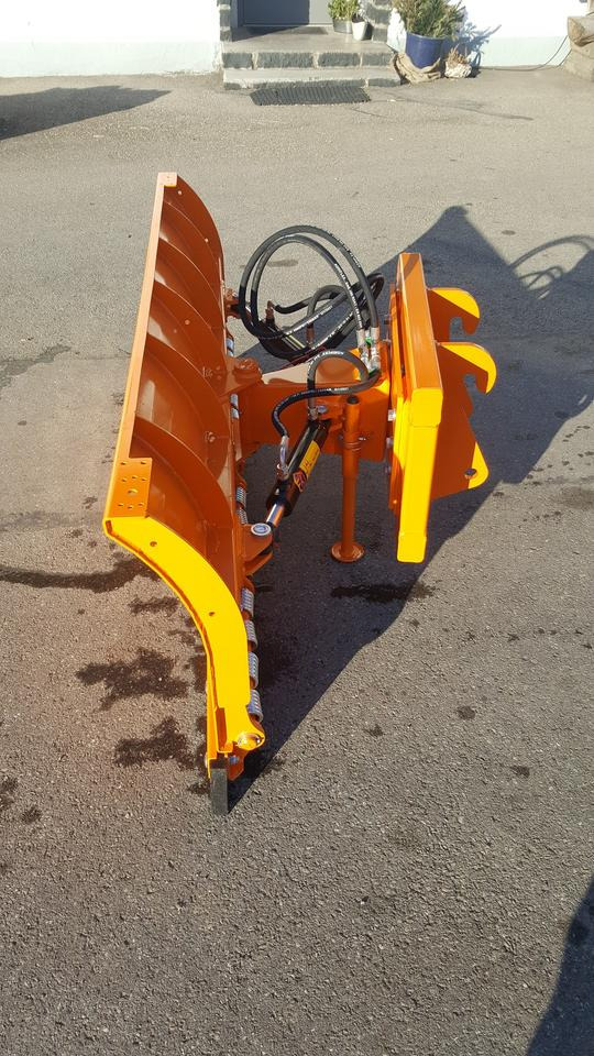 Schneeschild 1,8m John Deere Kommunal Schlepper Radlader Hoflader - Egyéb gépek: 2 kép. Schneeschild 1,8m John Deere Kommunal Schlepper Radlader Hoflader - Egyéb gépek: 2 kép.