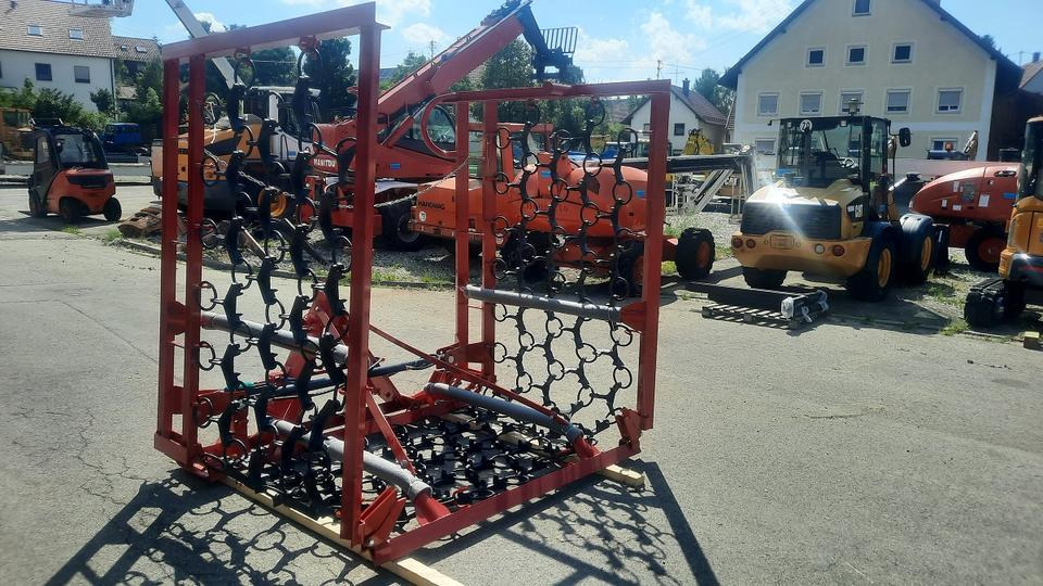 Wiesenegge 6 - 8m Wiesenstriegel Wiesenschleppe Traktor John deer - Egyéb gépek: 4 kép. Wiesenegge 6 - 8m Wiesenstriegel Wiesenschleppe Traktor John deer - Egyéb gépek: 4 kép.