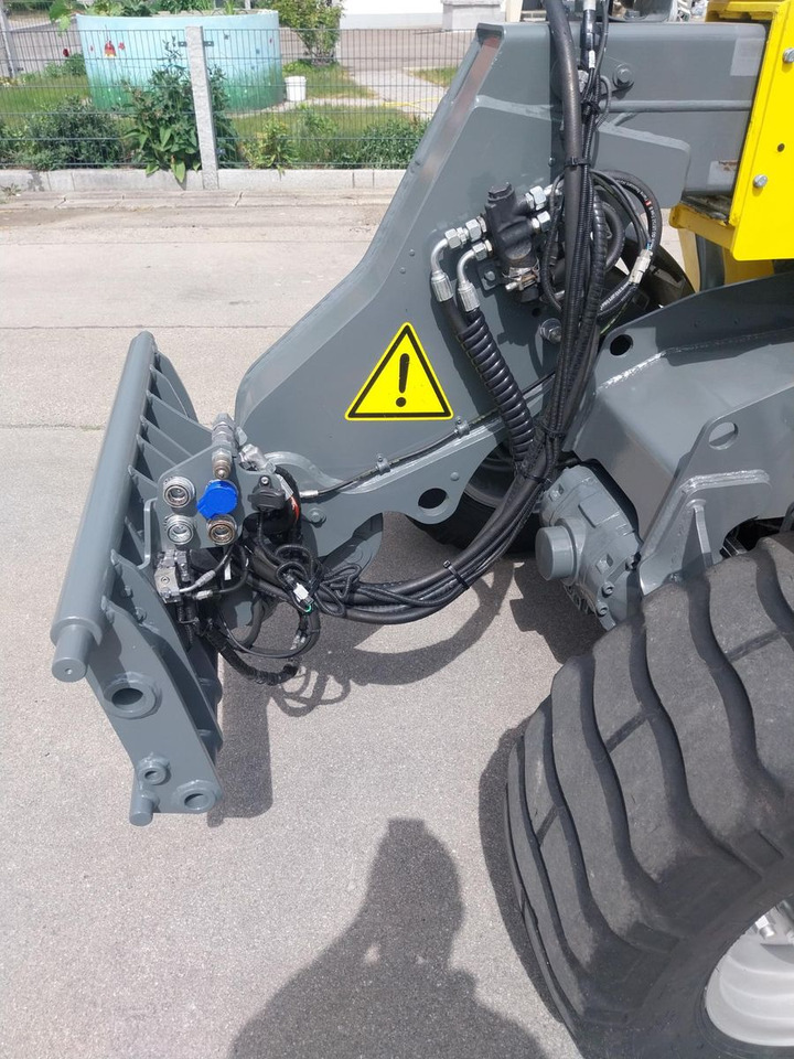 Kramer TH 522 Teleskoplader - Gumikerekes homlokrakodó: 4 kép. Kramer TH 522 Teleskoplader - Gumikerekes homlokrakodó: 4 kép.