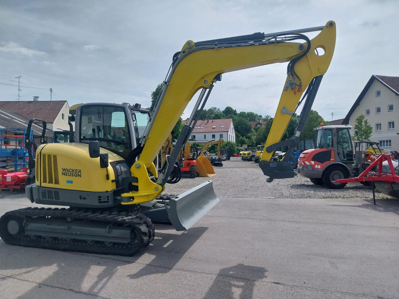 Neuson EZ 80 - Minikotró: 3 kép. Neuson EZ 80 - Minikotró: 3 kép.