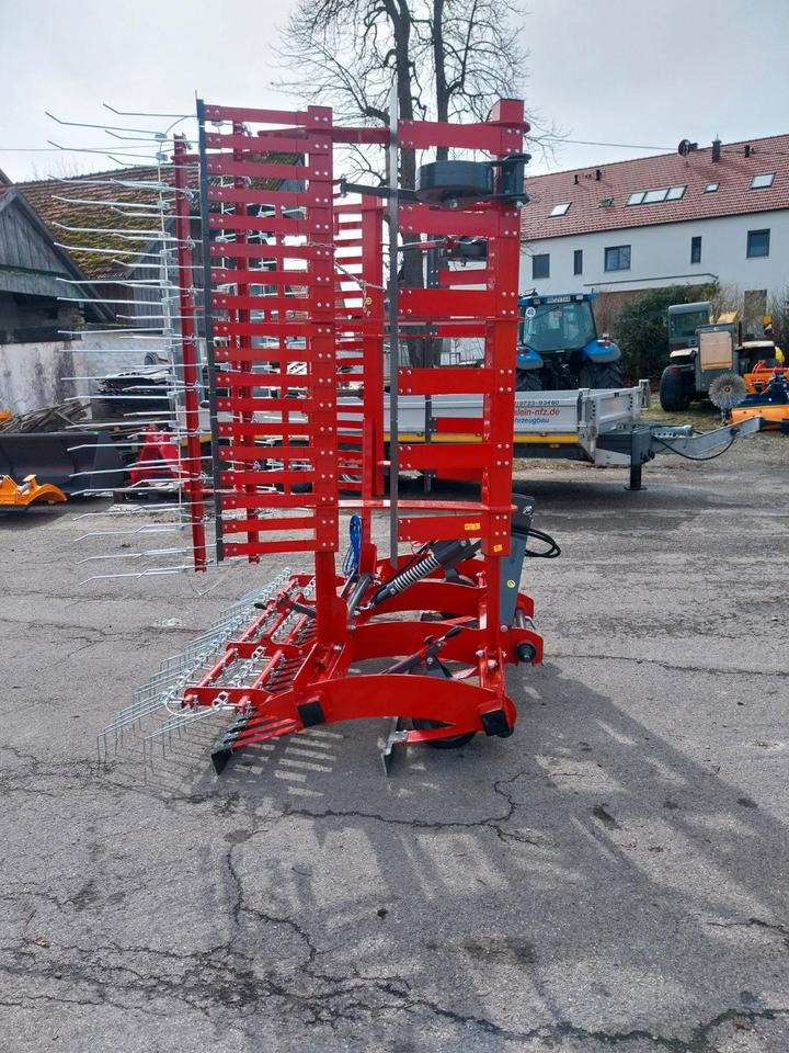 Weidelüfter 6m Wiesenstriegel Wiesenegge Grünlandpflege Striegel - Rugós borona: 2 kép. Weidelüfter 6m Wiesenstriegel Wiesenegge Grünlandpflege Striegel - Rugós borona: 2 kép.