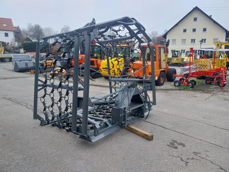 Wiesenegge 6 - 8m Wiesenstriegel Wiesenschleppe Schlepper - Láncos borona: 2 kép. Wiesenegge 6 - 8m Wiesenstriegel Wiesenschleppe Schlepper - Láncos borona: 2 kép.