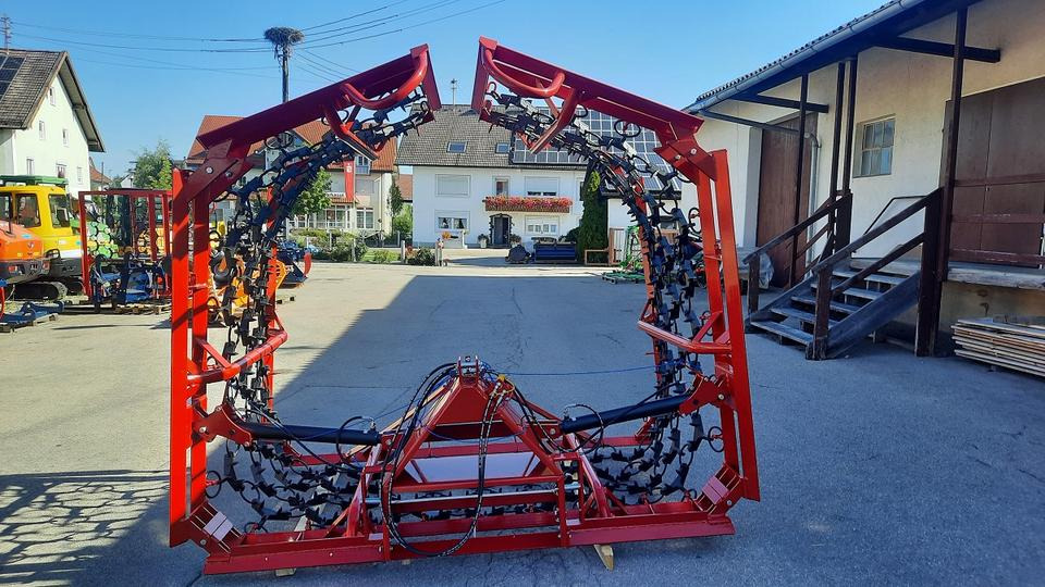 Wiesenegge 6 - 8m Wiesenstriegel Wiesenschleppe Traktor Egge - Láncos borona: 5 kép. Wiesenegge 6 - 8m Wiesenstriegel Wiesenschleppe Traktor Egge - Láncos borona: 5 kép.