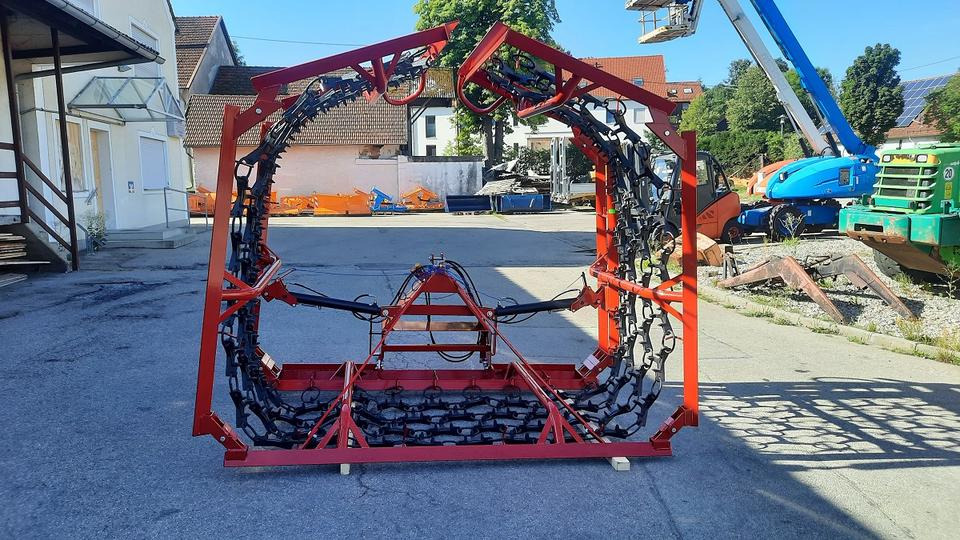 Wiesenegge 6 - 8m Wiesenstriegel Wiesenschleppe Traktor Egge - Láncos borona: 1 kép. Wiesenegge 6 - 8m Wiesenstriegel Wiesenschleppe Traktor Egge - Láncos borona: 1 kép.