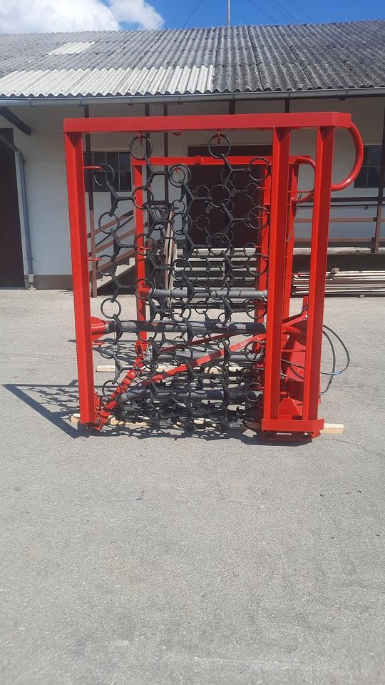 Wiesenegge 6 - 8m Wiesenstriegel Wiesenschleppe Traktor John deer - Láncos borona: 5 kép. Wiesenegge 6 - 8m Wiesenstriegel Wiesenschleppe Traktor John deer - Láncos borona: 5 kép.