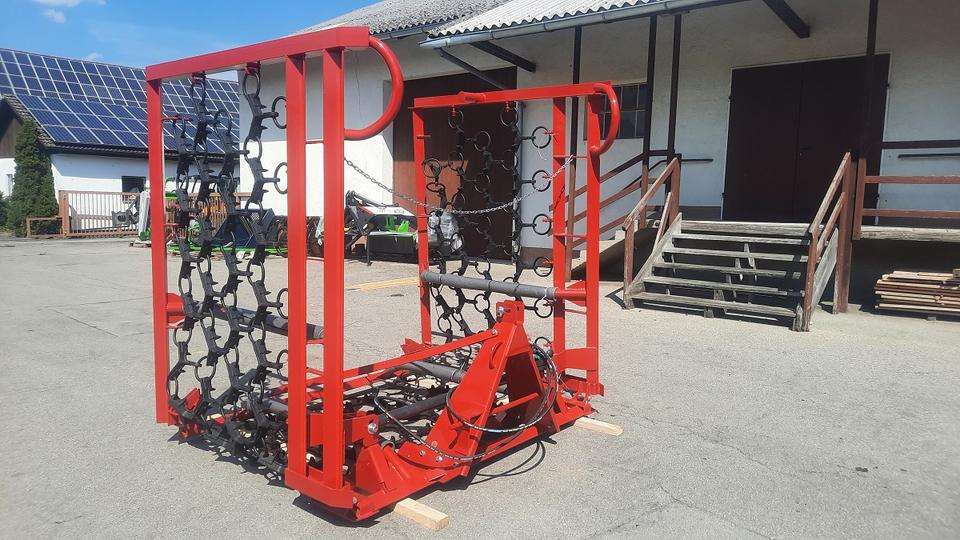 Wiesenegge 6 - 8m Wiesenstriegel Wiesenschleppe Traktor John deer - Láncos borona: 1 kép. Wiesenegge 6 - 8m Wiesenstriegel Wiesenschleppe Traktor John deer - Láncos borona: 1 kép.