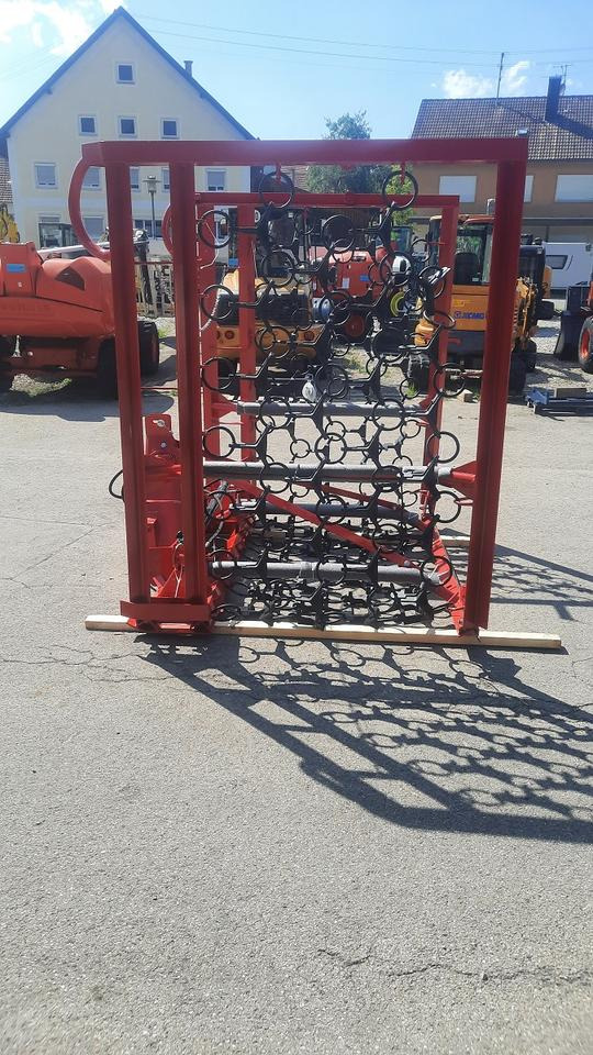 Neue Wiesenegge 6m hydraulisch Wiesenschleppe Fendt Schlepper - Láncos borona: 2 kép. Neue Wiesenegge 6m hydraulisch Wiesenschleppe Fendt Schlepper - Láncos borona: 2 kép.